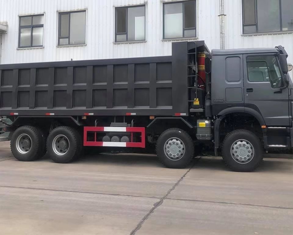 Howo usato 8x4 12 ruote 24 30 metri cubi 35 tonnellate 40 tonnellate camion a gomma per il trasporto di pietra di sabbia