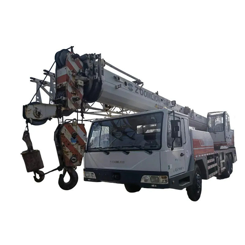 Granate da 20 tonnellate con coppia di sollevamento nominale massima di 980KN.m in QY25V e colore bianco