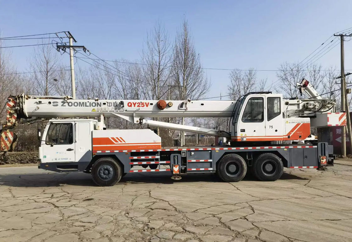 Granate da 20 tonnellate con coppia di sollevamento nominale massima di 980KN.m in QY25V e colore bianco