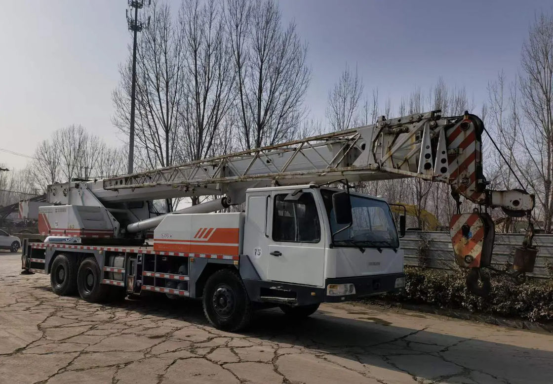 Granate da 20 tonnellate con coppia di sollevamento nominale massima di 980KN.m in QY25V e colore bianco
