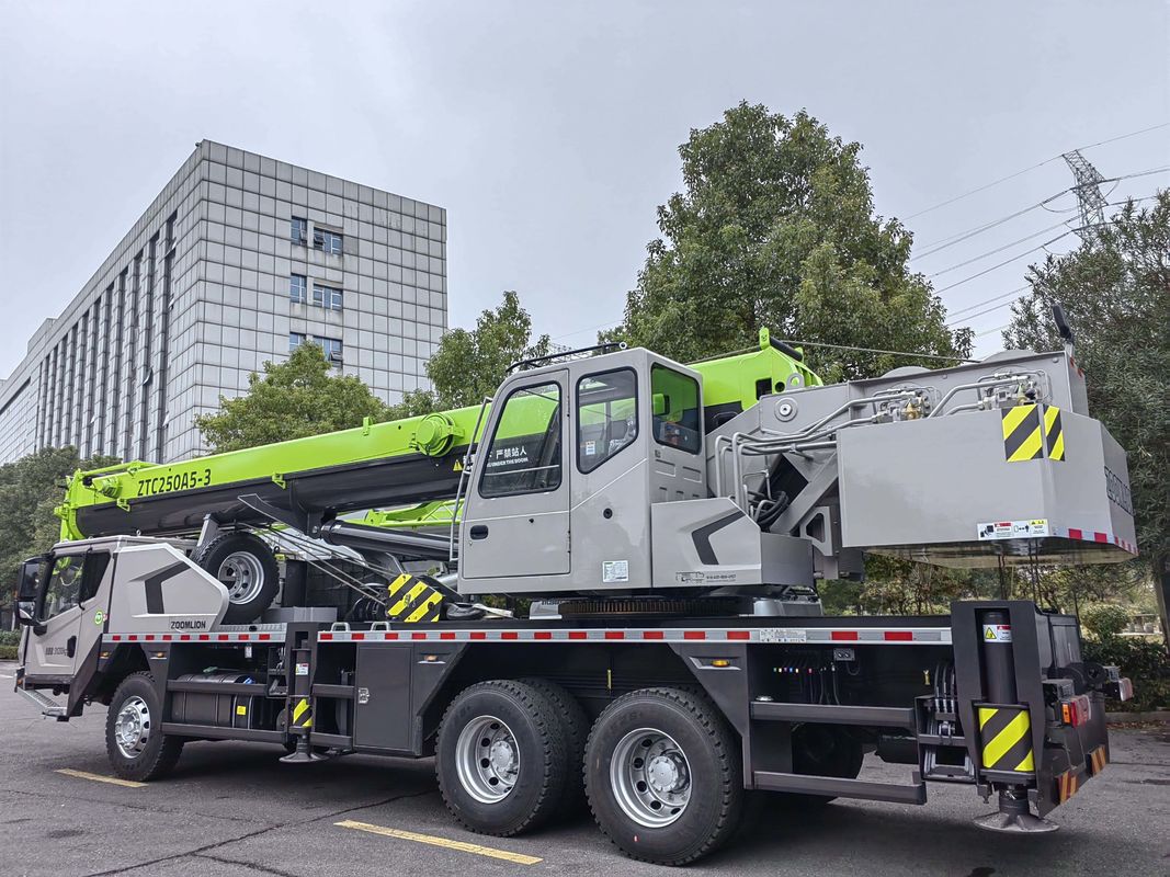 Altezza di sollevamento massima di 39 m 25 tonnellate Granate Zoomlion usate per camion ZTC250A per carichi pesanti