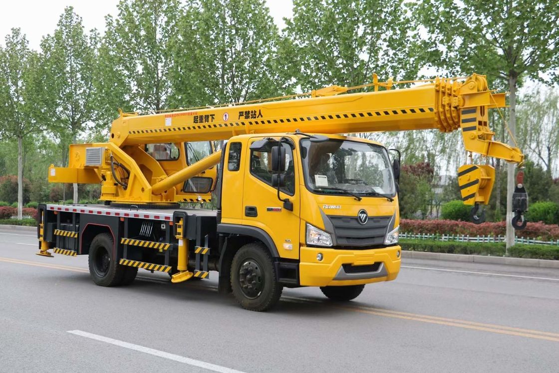 Altezza di sollevamento massima di 30 m e peso di 12 800 kg