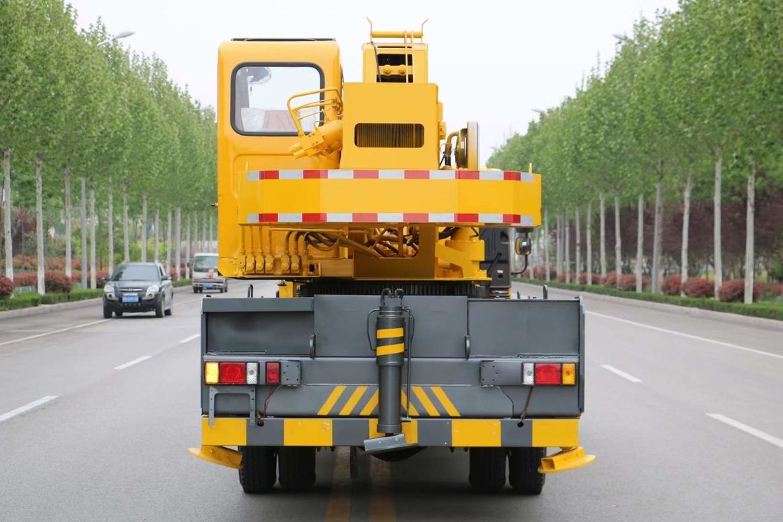 Altezza di sollevamento massima di 30 m e peso di 12 800 kg