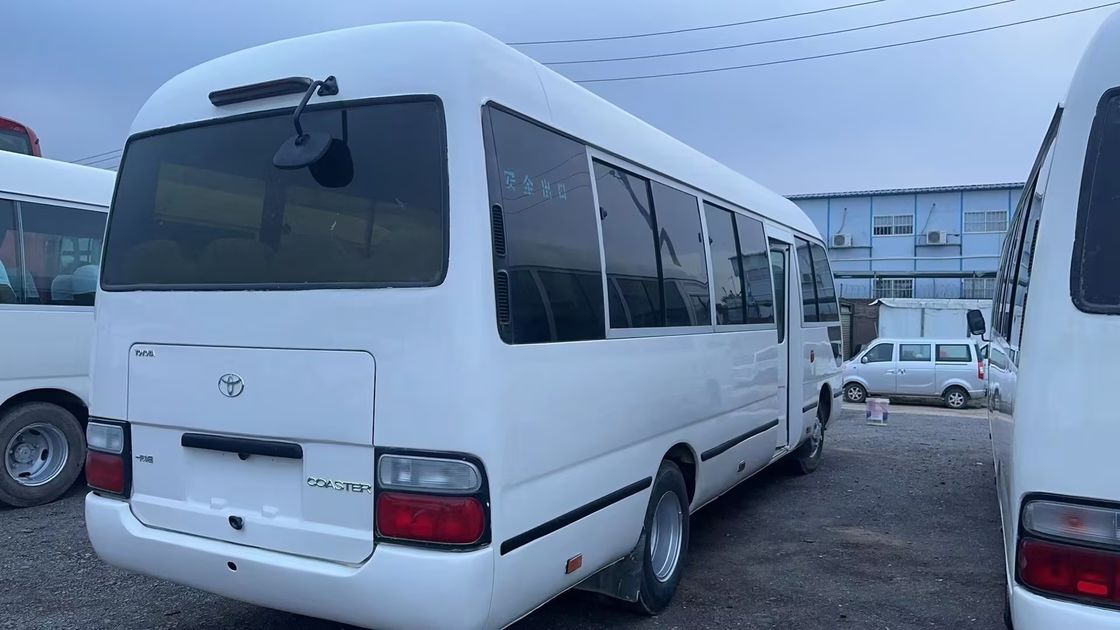 Autobus Toyota Coaster con pneumatici 9.00R20 e cilindrata 4L