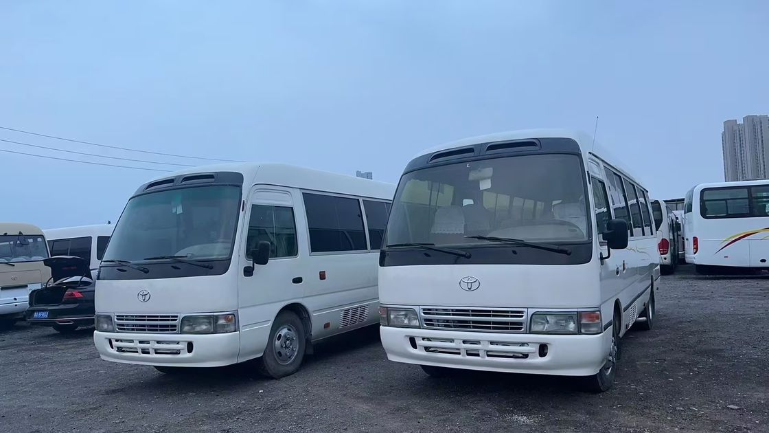 Autobus Toyota Coaster con pneumatici 9.00R20 e cilindrata 4L