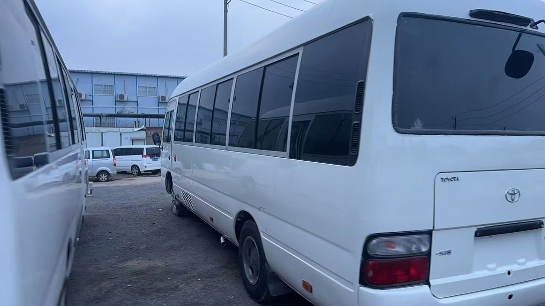 Autobus Toyota Coaster con pneumatici 9.00R20 e cilindrata 4L