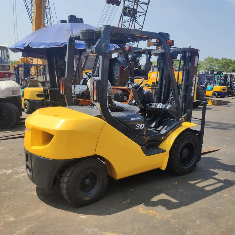 3000 kg attrezzi di sollevamento in buone condizioni carrello elevatore Komatsu per le vostre operazioni commerciali