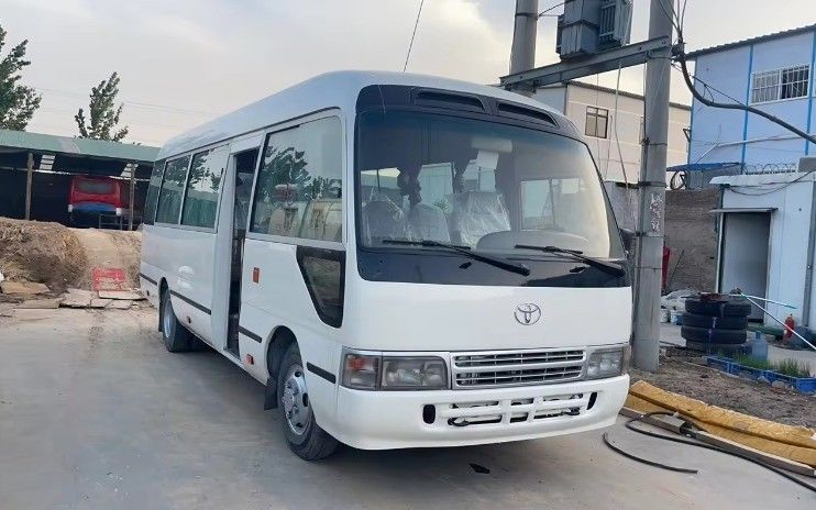 Autobus Toyota Coaster con pneumatici 9.00R20 e 113/5200 Max Power