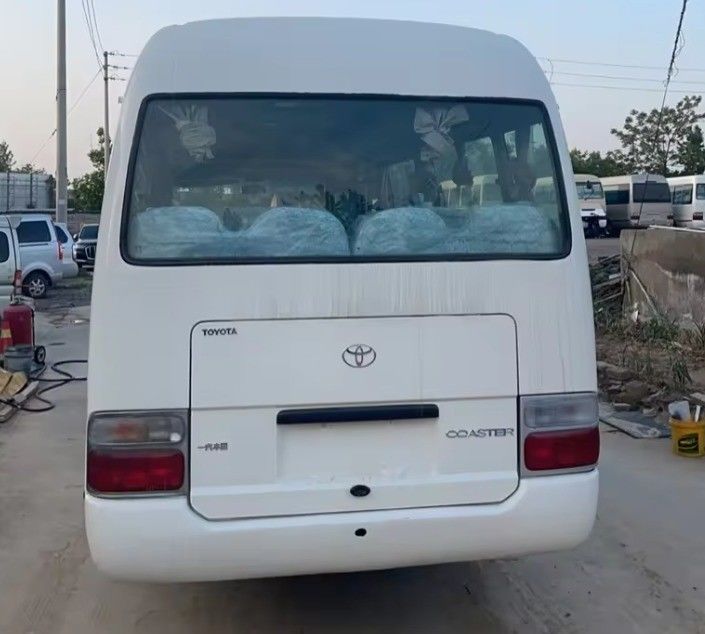 Autobus Toyota Coaster con pneumatici 9.00R20 e 113/5200 Max Power