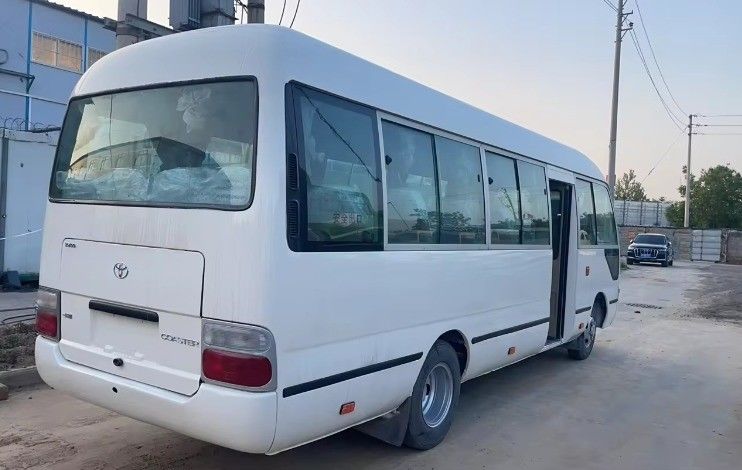 Autobus Toyota Coaster con pneumatici 9.00R20 e 113/5200 Max Power