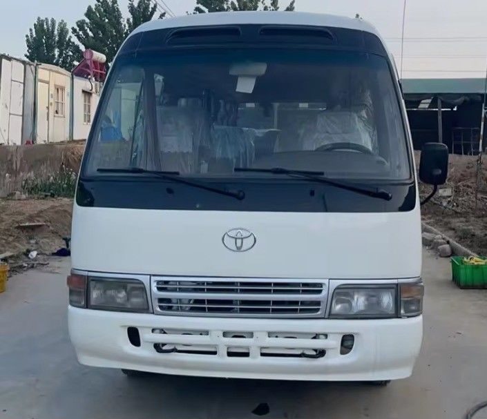 Autobus Toyota Coaster con pneumatici 9.00R20 e 113/5200 Max Power