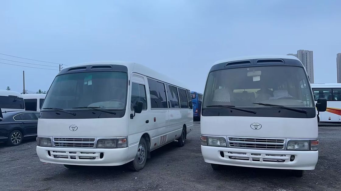 Toyota Coaster Bus a guida sinistra con pneumatici 9.00R20 e capacità del motore 4L
