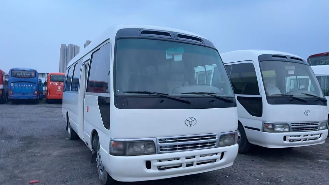Toyota Coaster Bus a guida sinistra con pneumatici 9.00R20 e capacità del motore 4L