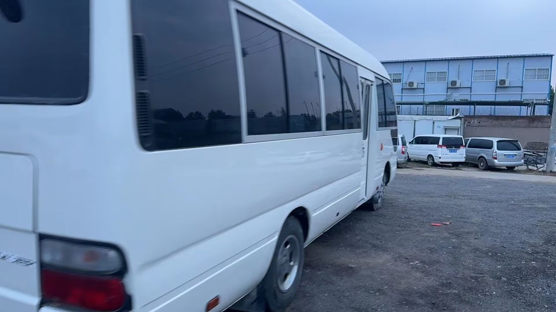 Toyota Coaster Bus a guida sinistra con pneumatici 9.00R20 e capacità del motore 4L