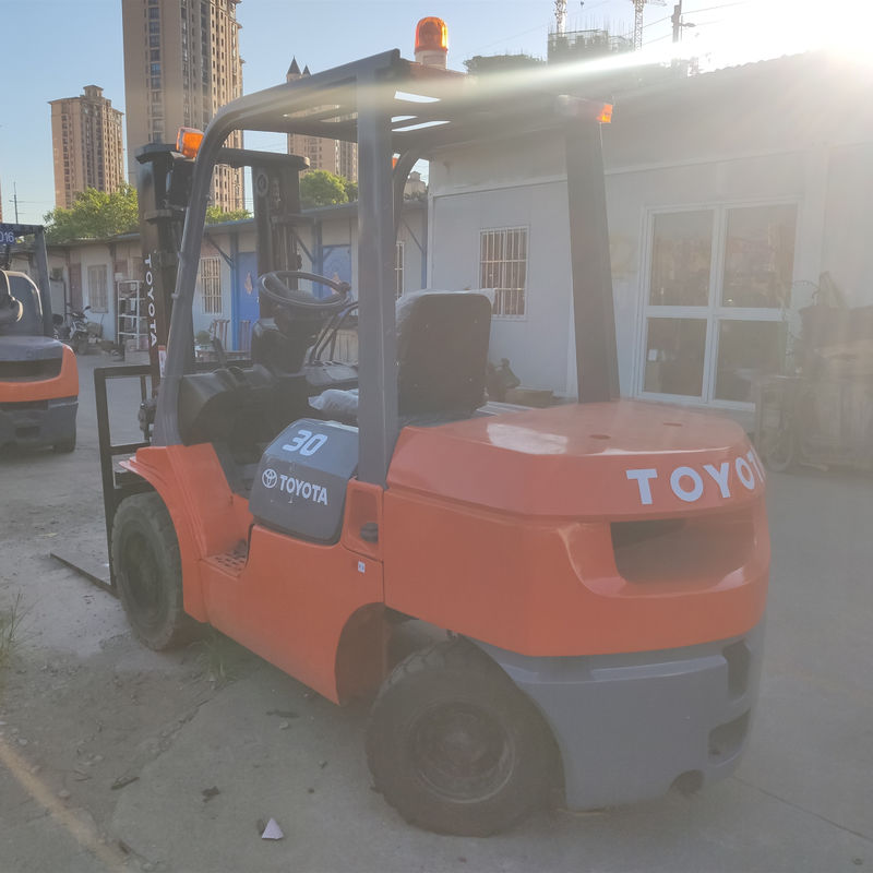 3 tonnellate di carrello elevatore diesel Toyota FD30 per l'edilizia e l'agricoltura 2001-4000 ore di lavoro