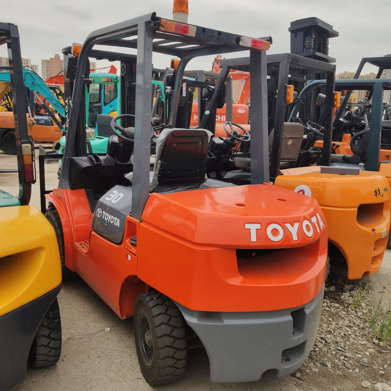 2018 Toyota 3 tonnellate usato carrello elevatore diesel con velocità di 350 m / min in buone condizioni
