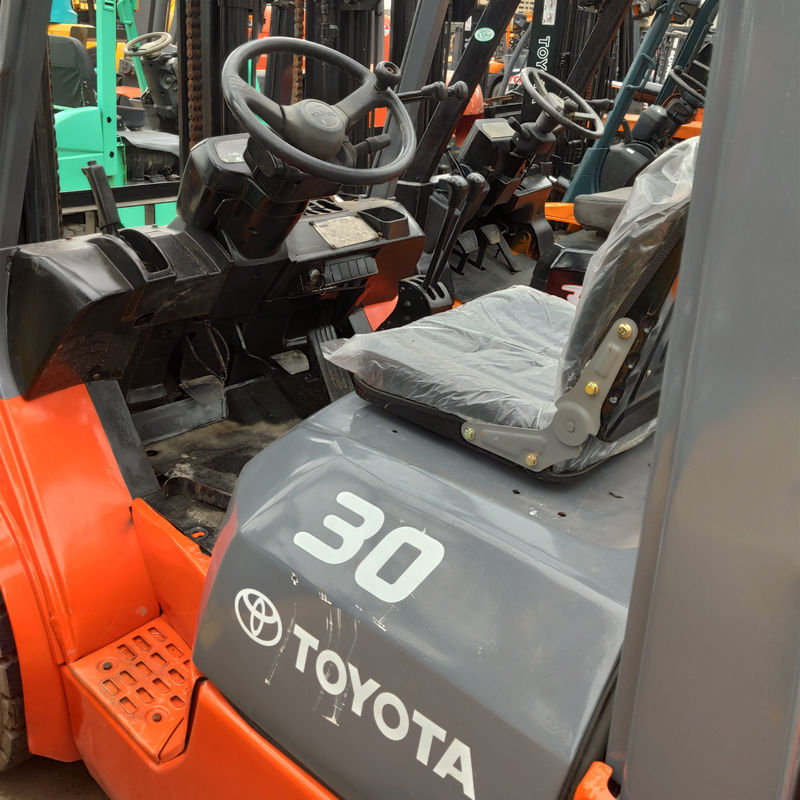 2018 Toyota 3 tonnellate usato carrello elevatore diesel con velocità di 350 m / min in buone condizioni
