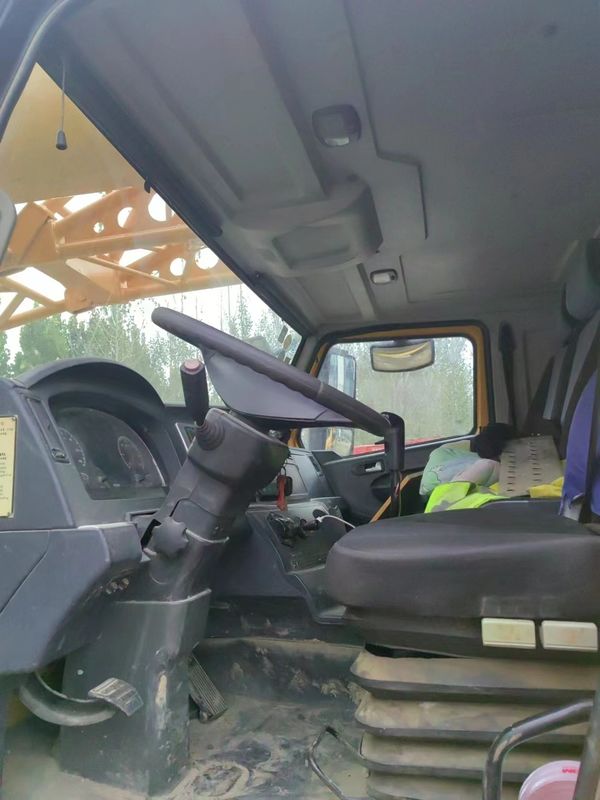 Cerchiamo una macchina per sollevare una gru Il nostro camion mobile da 80 tonnellate si adatta al conto