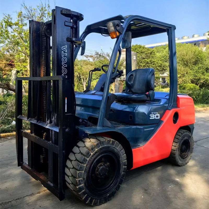 Potente e conveniente carrello elevatore Toyota diesel da 3 tonnellate per lavori di costruzione