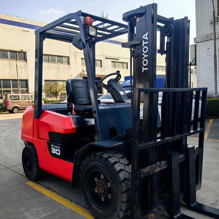 Potente e conveniente carrello elevatore Toyota diesel da 3 tonnellate per lavori di costruzione