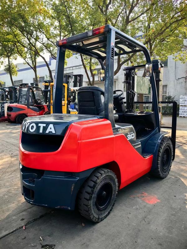 Potente e conveniente carrello elevatore Toyota diesel da 3 tonnellate per lavori di costruzione