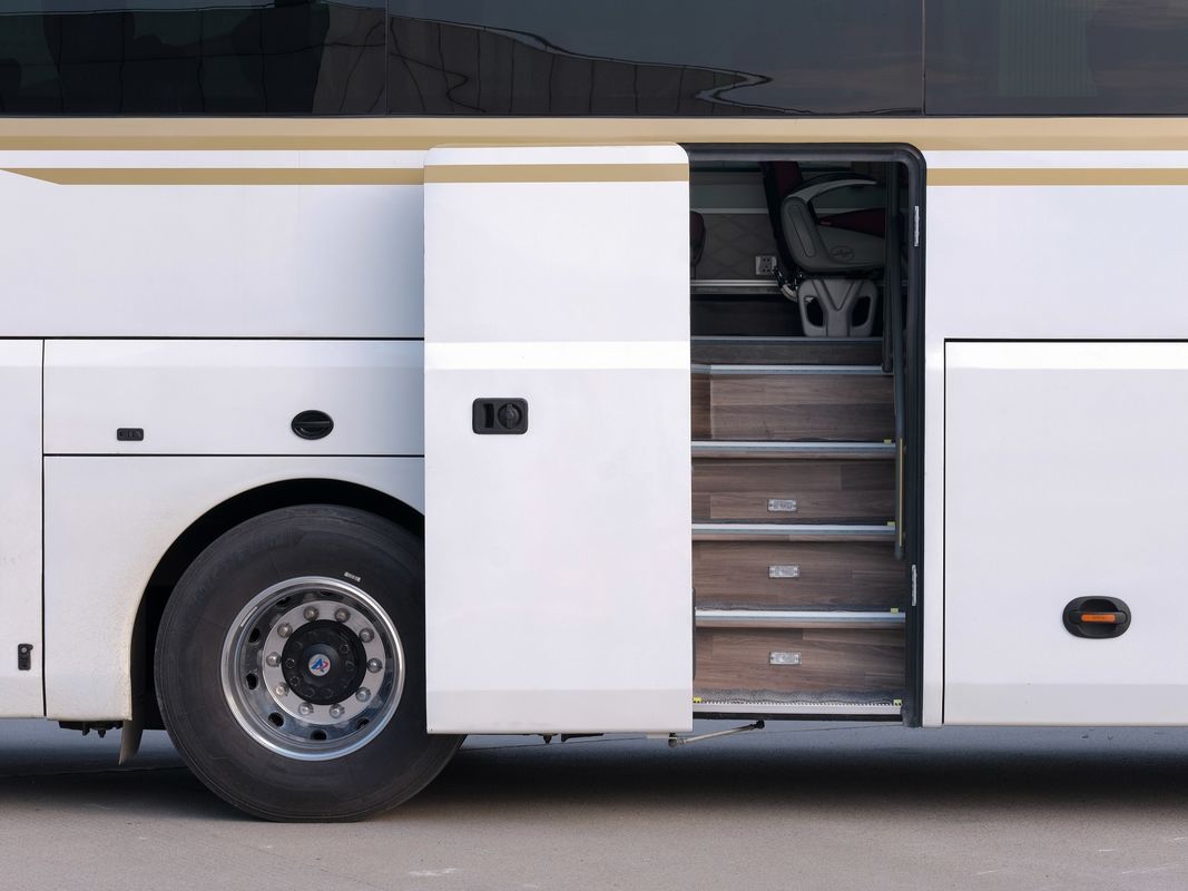 Autobus a 50 posti con motore a guida sinistra di capacità 8L tipo di carburante garantito Diesel