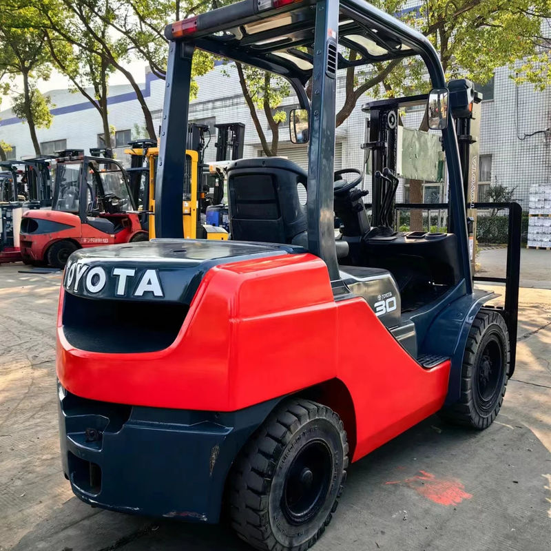 Camioni elevatori Toyota diesel manuali da 3 tonnellate con colore originale e altezza di sollevamento di 3 m min