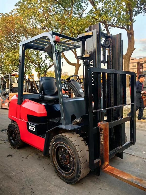 Camioni elevatori Toyota diesel manuali da 3 tonnellate con colore originale e altezza di sollevamento di 3 m min