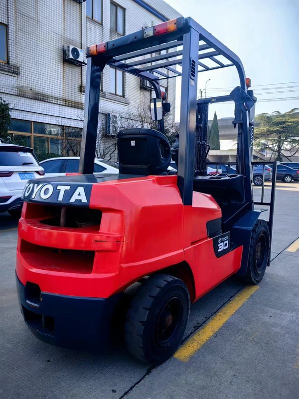 Camioni elevatori Toyota diesel manuali da 3 tonnellate con colore originale e altezza di sollevamento di 3 m min