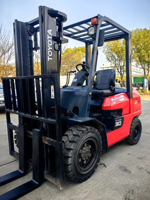 3 tonnellate di carrello elevatore diesel Toyota usato con buoni prezzi e tipo di potenza 8F30
