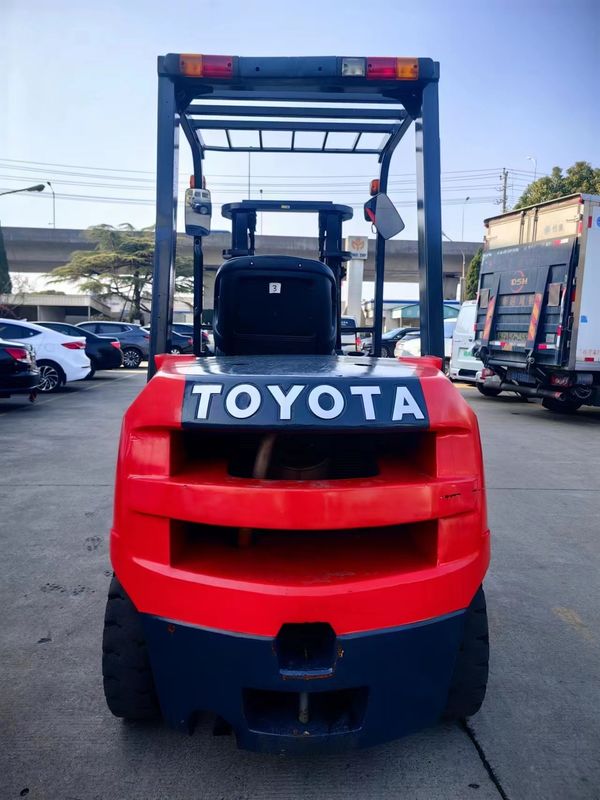 3 tonnellate di carrello elevatore diesel Toyota usato con buoni prezzi e tipo di potenza 8F30