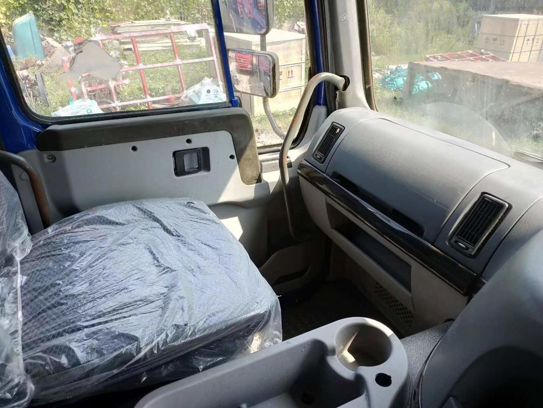 7300*2300*1500 Serbatoio di carico usato HOWO 8X4 Camione da scarico pesante RHD Camione a gomma diesel