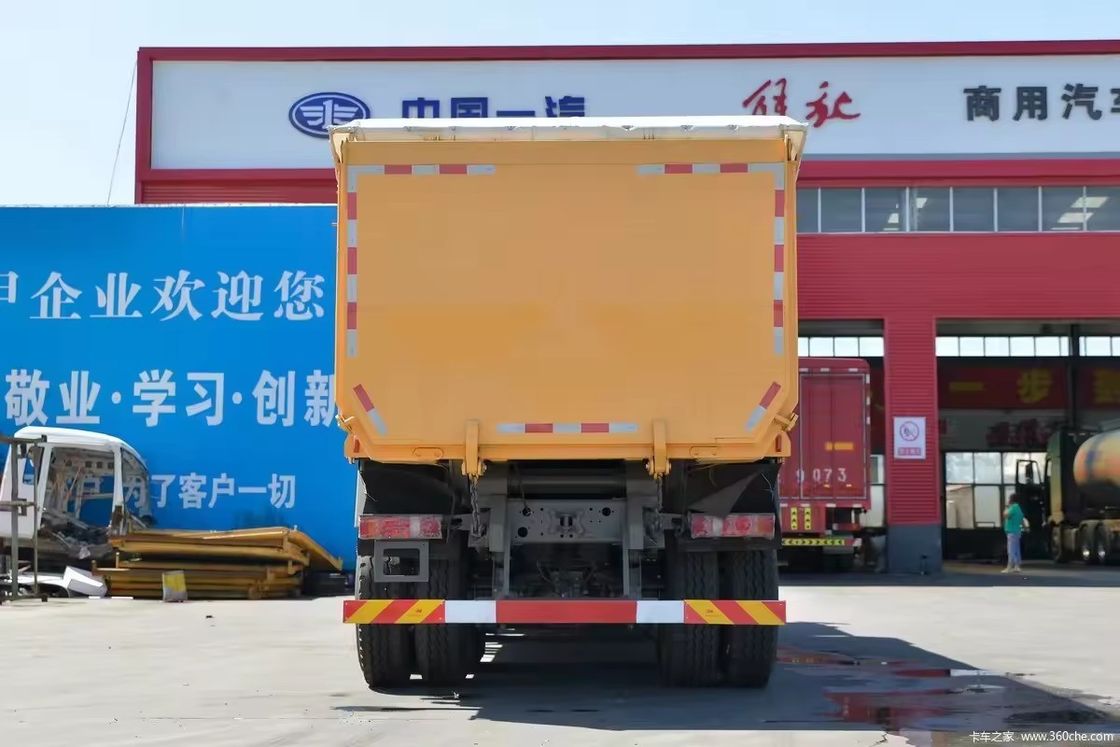 SINOTRUCK 400HP 8*4 camion pesante con 2 passeggeri e fotocamera posteriore 360°