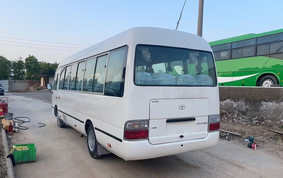 Buone condizioni Autobus usato Toyota Coaster da 30 posti con sterzo LHD e caratteristiche di lusso