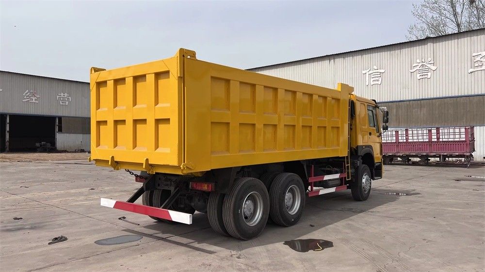 6x4 trazione a ruote SINOTRUK Howo Mining 20 tonnellate 25 tonnellate 371hp camion a gomma camion usato