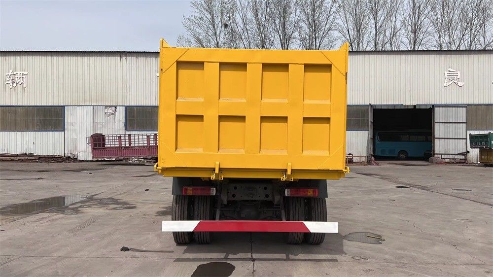 6x4 trazione a ruote SINOTRUK Howo Mining 20 tonnellate 25 tonnellate 371hp camion a gomma camion usato