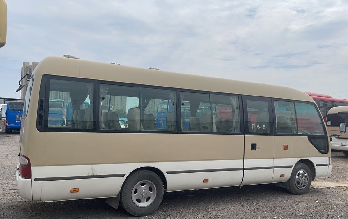 Autobus LHD diesel in buone condizioni con cilindrata di 2,4 tonnellate e capacità di 19 posti