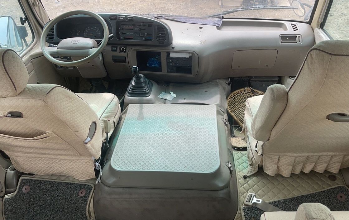 Autobus LHD diesel in buone condizioni con cilindrata di 2,4 tonnellate e capacità di 19 posti