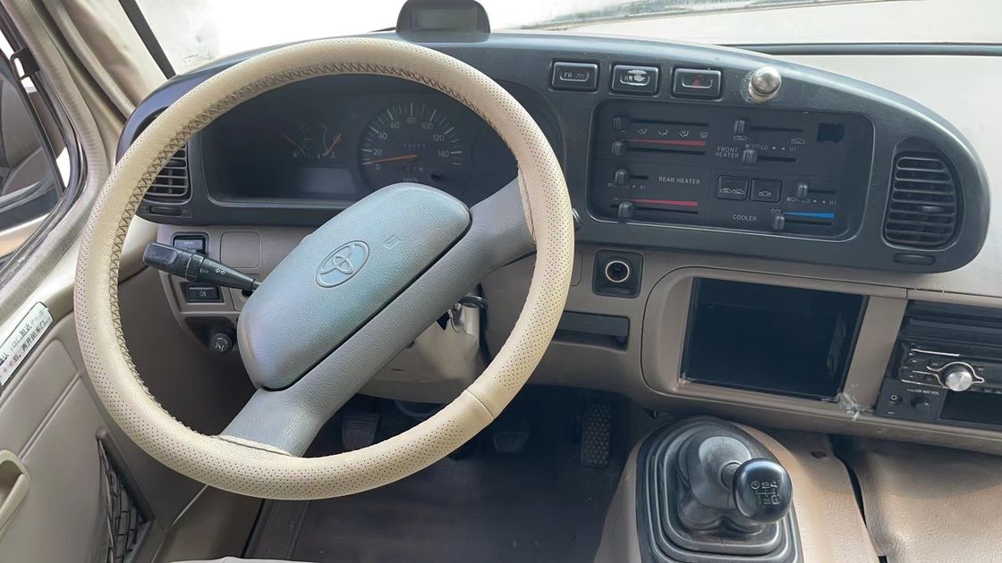 Minibus Toyota Coaster da 29 posti con standard di emissioni Euro3 e motore Cummins