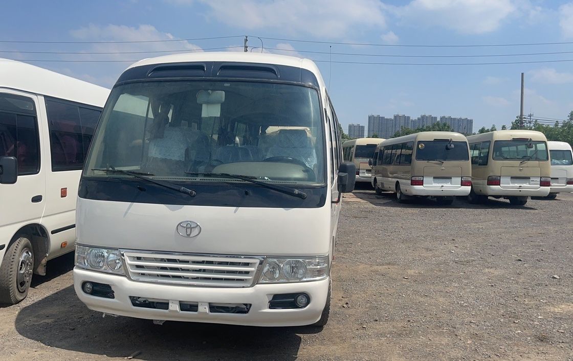 Autobus Toyota Coaster usato con 30 posti e potenza massima di 113/5200 kW in buone condizioni