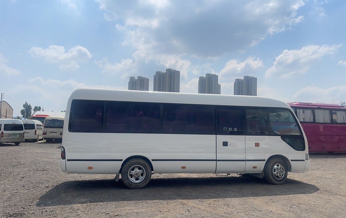 Autobus usato Toyo ta Coaster con 30 posti e tipo trasmissione manuale in buone condizioni
