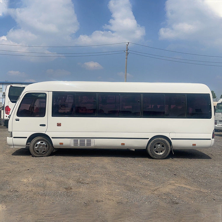 Autobus usato Toyo ta Coaster con 30 posti e tipo trasmissione manuale in buone condizioni