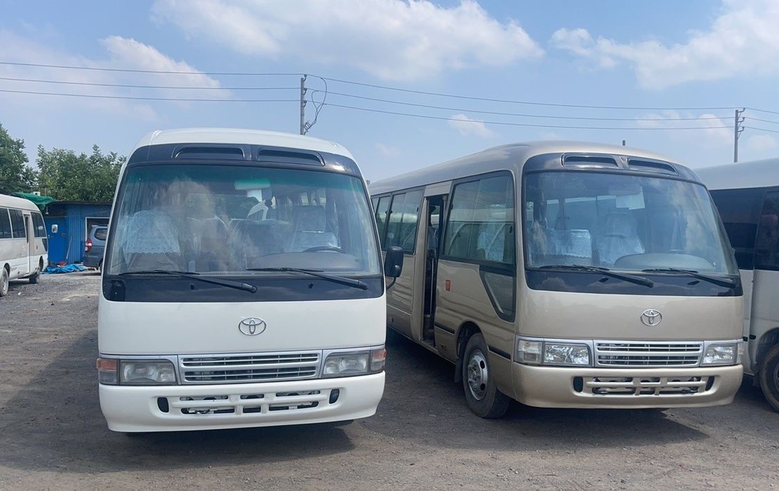 30 posti autocarro usato Toyota Coaster con pneumatici 9.00R20 e potenza massima di 113/5200 kW