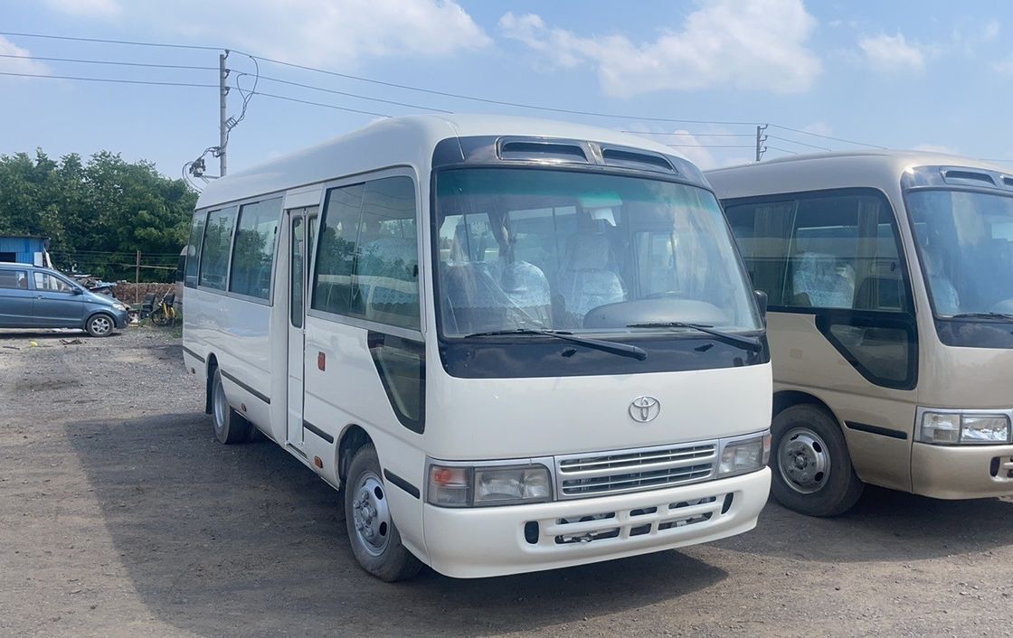 30 posti autocarro usato Toyota Coaster con pneumatici 9.00R20 e potenza massima di 113/5200 kW