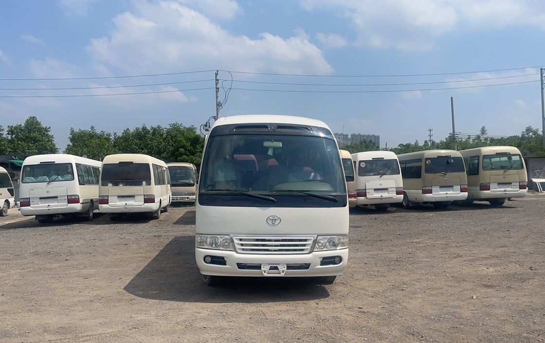 Autobus Toyota Coaster con sedili da 19 a 29 con finestre chiuse e porte scorrevoli
