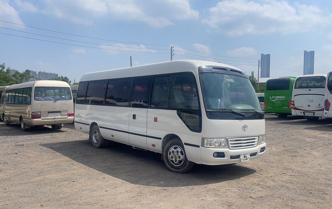 Autobus Toyota Coaster con sedili da 19 a 29 con finestre chiuse e porte scorrevoli