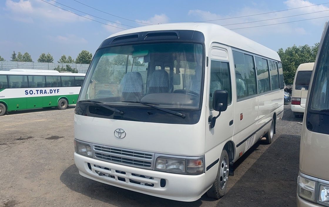 Autobus Toyota Coaster usato con 30 posti e standard di emissione EURO 3 in buone condizioni