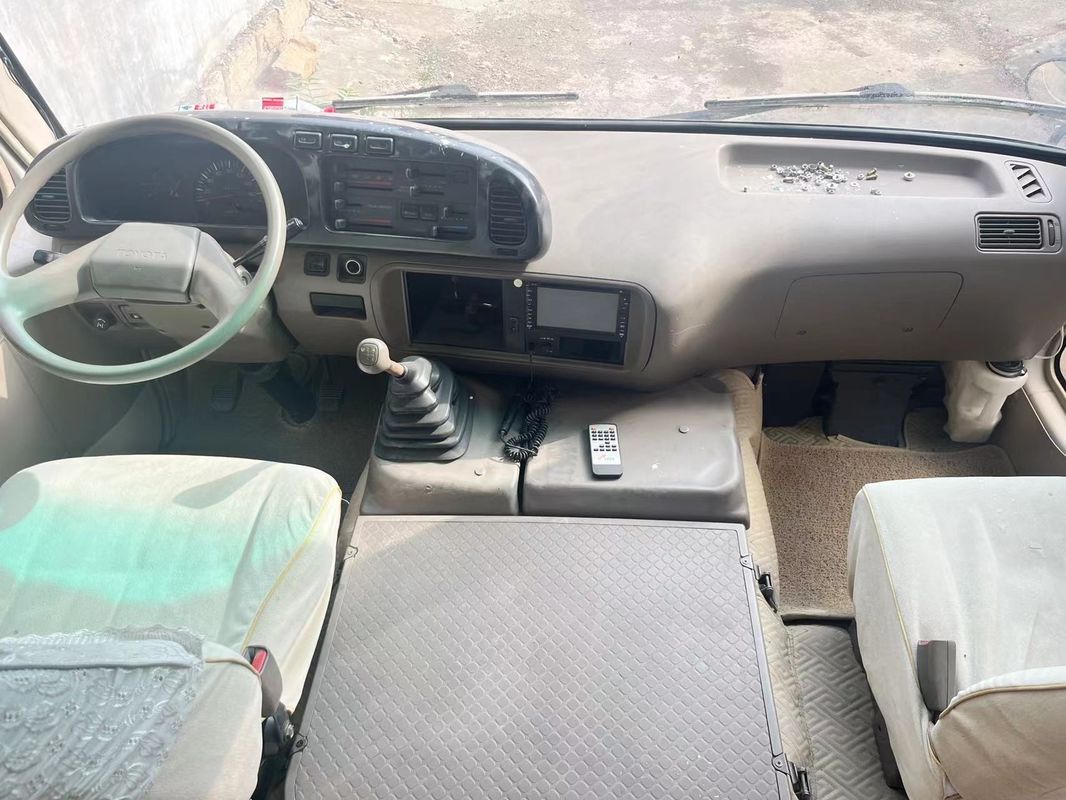30 posti Toyota Coaster in buone condizioni con carburante diesel e G.V.W. di 5900 kg