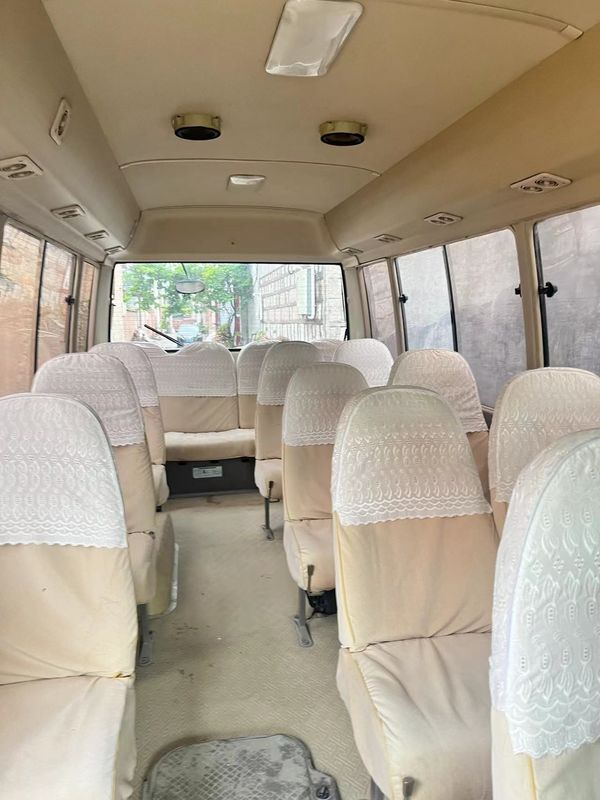 30 posti Toyota Coaster in buone condizioni con carburante diesel e G.V.W. di 5900 kg