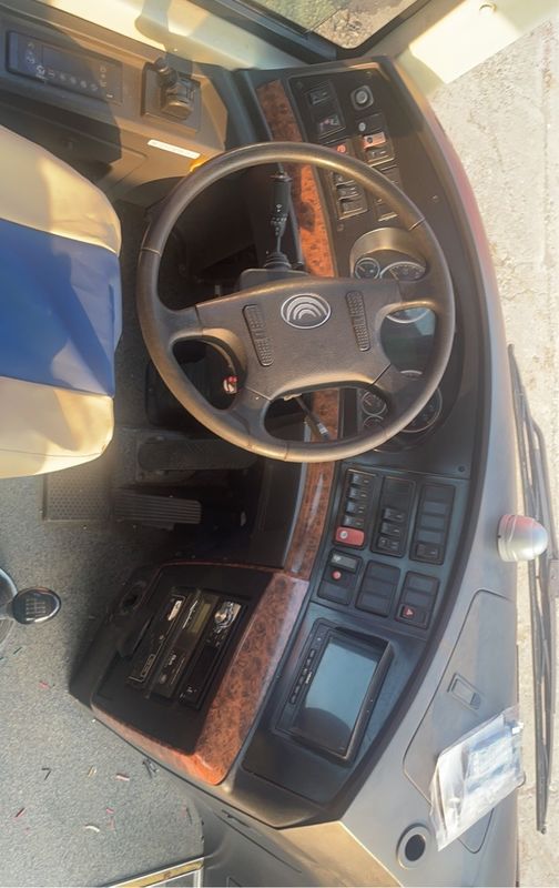 Autobus di lusso di seconda mano con guida a sinistra 67 posti 6121D